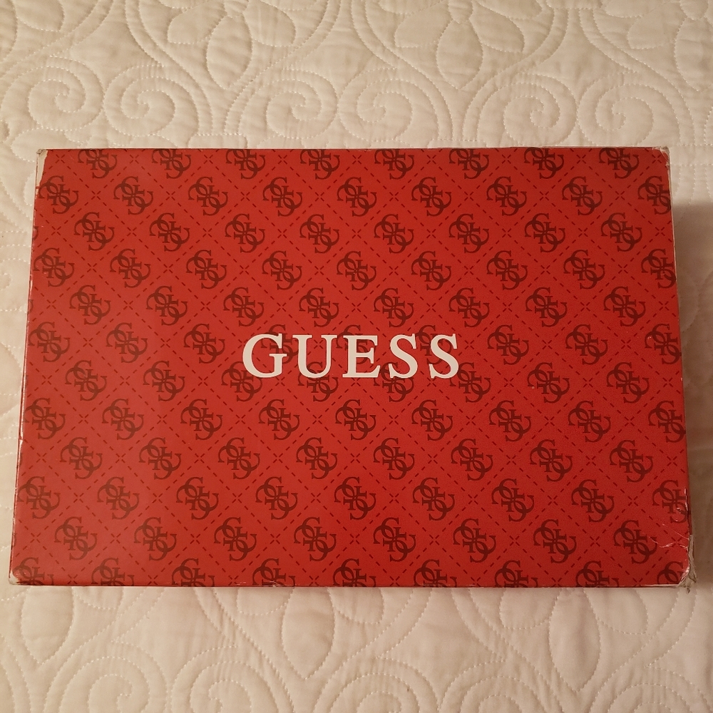 GUESS Gold Pumps